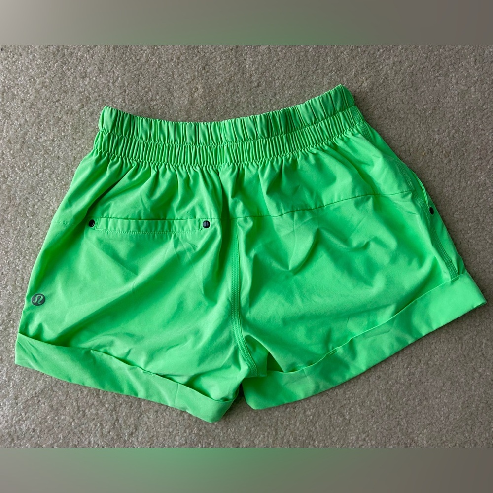 Lululemon Spring Break Away Short pistachio
Size 4